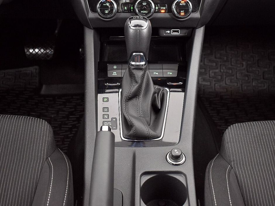 Skoda Octavia 1.5 РКПП, 2019, 50 000 км фото 7