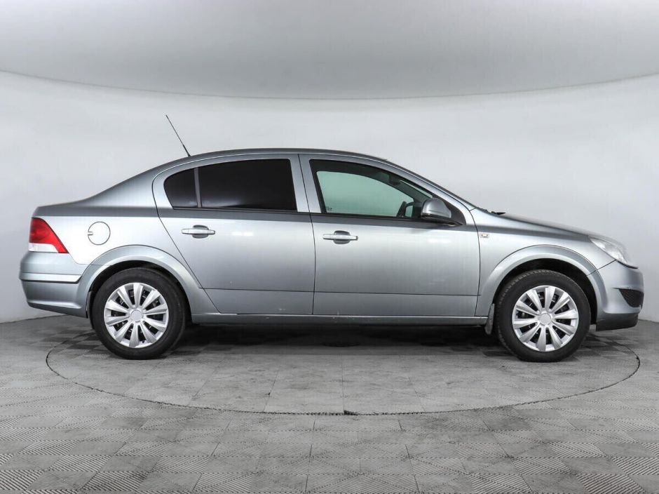 Opel Astra 1.8 МКПП, 2012, 146 000 км фото 4