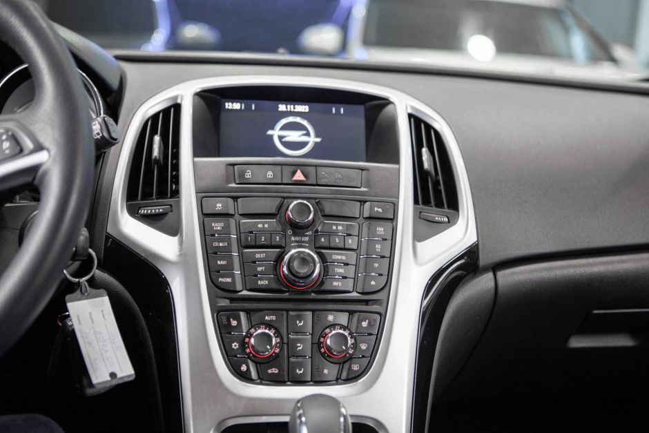 Opel Astra GTC 1.4 АКПП, 2012, 135 259 км фото 9